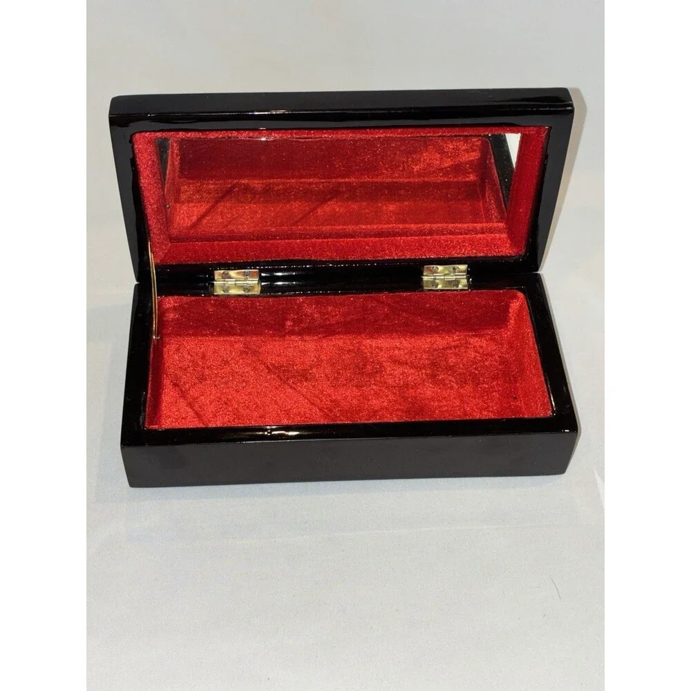 Vintage Vietnamese Sơn Mài Lacquer Jewelry Box Silver Leaf Ao Dai Woman Art